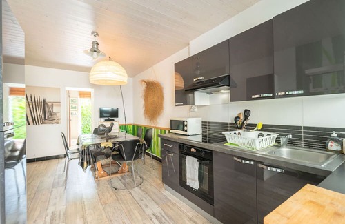 Chaillevette Casa | Holiday Home 'Du Porche' with Private Terrace and Wi-Fi