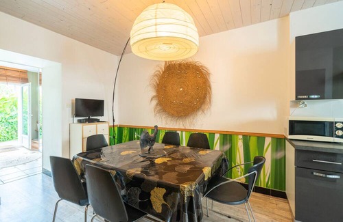 Chaillevette Casa | Holiday Home 'Du Porche' with Private Terrace and Wi-Fi