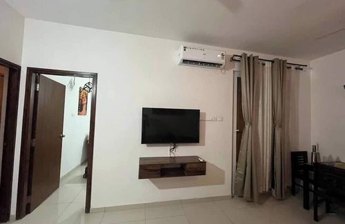 Chicalim Apartamento | Cristelle's Heartwood Haven with Water Park Slides & Gym close to Jacinto Island
