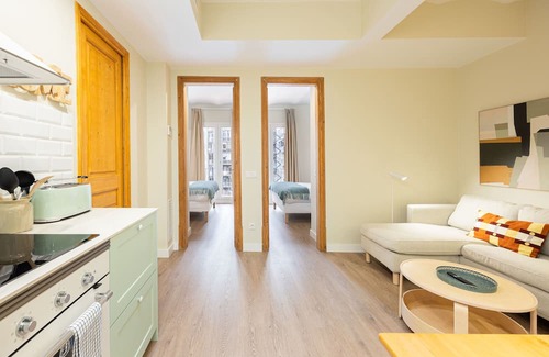 El Parc i la Llacuna del Poblenou Apartamento | The apartment has a unique charm and personality, thanks to its stylish design. You’ll be surrounded by parks, great restaurants, local shops, and more. And to top it off, there’s a private balcony where you can relax.