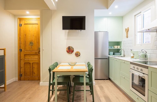 El Parc i la Llacuna del Poblenou Apartamento | The apartment has a unique charm and personality, thanks to its stylish design. You’ll be surrounded by parks, great restaurants, local shops, and more. And to top it off, there’s a private balcony where you can relax.