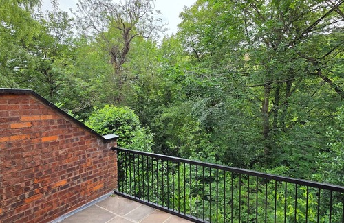 Durham Casa | Peaceful Durham City Centre Hideaway with Terrace & Seasonal Castle Views