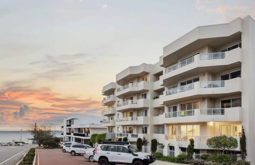 Cottesloe Apartamento | Spacious, pristine abode with ocean views, directly opposite Cott beach & cafes!