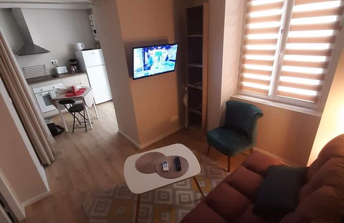Bourg-Saint-Andeol Apartamento | Appart 100 - Cosy T2 with TV