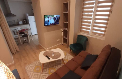Bourg-Saint-Andeol Apartamento | Appart 100 - Cosy T2 with TV