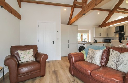Loppington Cabaña | OAK BARN, pet friendly, with a garden in Wem