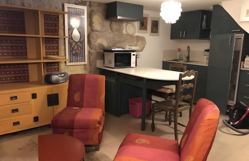 Saint-Barthelemy-Grozon Casa | Holiday Home 'La Treille' with Mountain View and Wi-Fi
