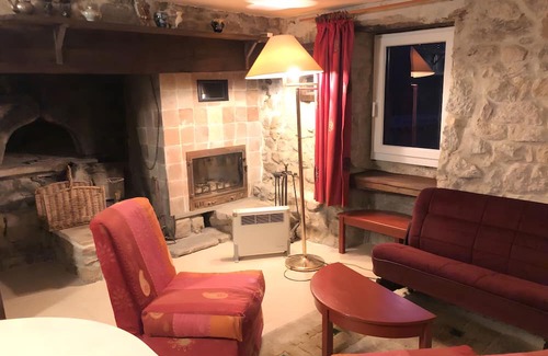 Saint-Barthelemy-Grozon Casa | Holiday Home 'La Treille' with Mountain View and Wi-Fi