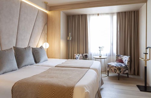 Sant Nicolau Hotel | Explore Historic Sites of Palam! Modern Suite with City View, Prime Location!