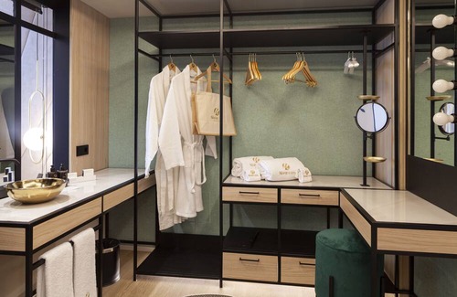Sant Nicolau Hotel | Explore Historic Sites of Palam! Modern Suite with City View, Prime Location!