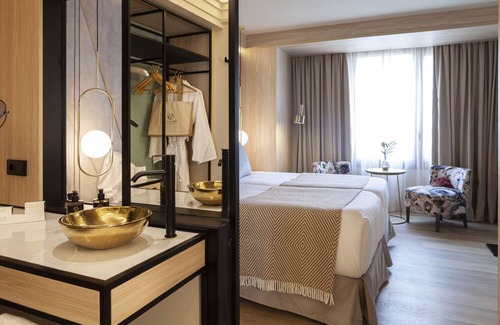 Sant Nicolau Hotel | Explore Historic Sites of Palam! Modern Suite with City View, Prime Location!