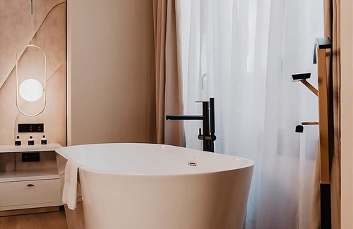Sant Nicolau Hotel | Luxurious Room in a Fabolous Location! Modern Suite w/Large Window