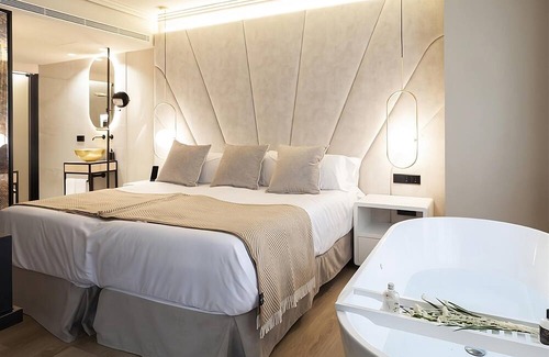 Sant Nicolau Hotel | Luxurious Room in a Fabolous Location! Modern Suite w/Large Window