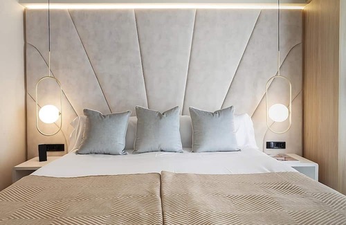 Sant Nicolau Hotel | Luxurious Room in a Fabolous Location! Modern Suite w/Large Window