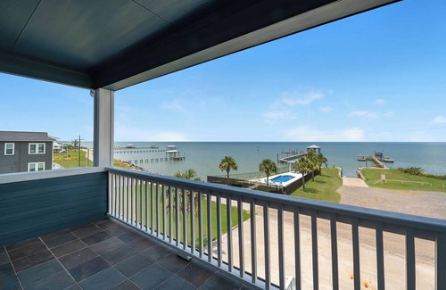 Anahuac Casa | Spacious Bayfront home in Anahuac, TX. 4 bed, 3 bath, sleeps 14
