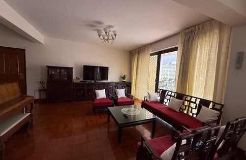 Kowloon Apartamento | Brilliant 4-bedroom and 2.5 bathrooms apartment with AC in Kowloon Tong