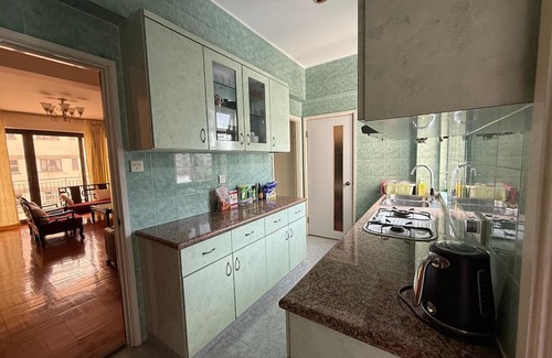 Kowloon Apartamento | Brilliant 4-bedroom and 2.5 bathrooms apartment with AC in Kowloon Tong