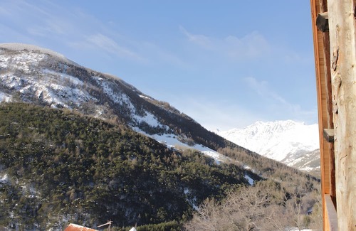 Les Vigneaux Casa | Holiday Home 'L'Eyssart' with Mountain View, Private Terrace and Wi-Fi