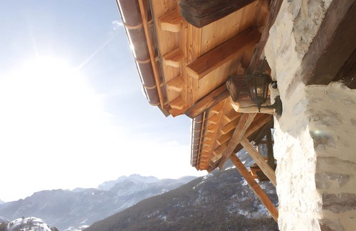 Les Vigneaux Casa | Holiday Home 'L'Eyssart' with Mountain View, Private Terrace and Wi-Fi