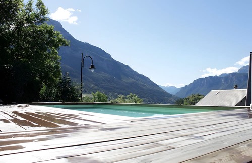 Les Vigneaux Casa | Holiday Home 'L'Eyssart' with Mountain View, Private Terrace and Wi-Fi