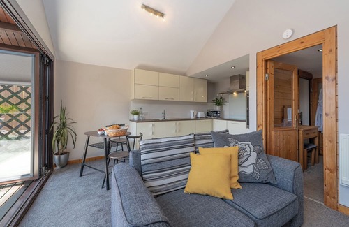 Netley Cabina | Detached Lodge with Hot Tub
