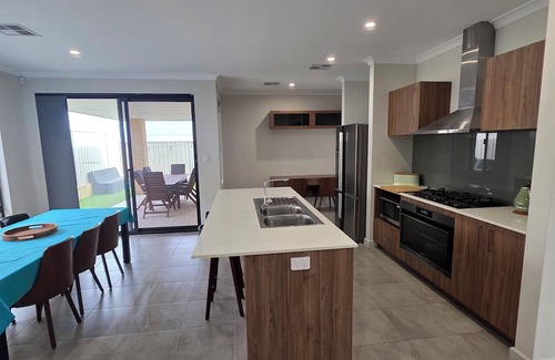 Yanchep Casa | Sandcastle by the Sea - footsteps to the beach!