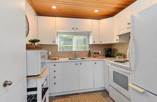 Saint-Damien Casa | Waterfront with Spa and Lake Access