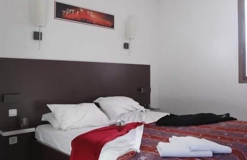 Carcassonne Hotel | Walking Distance to Parc de Bellevue in Historic Centre! Carcassonne w/Kitchen!
