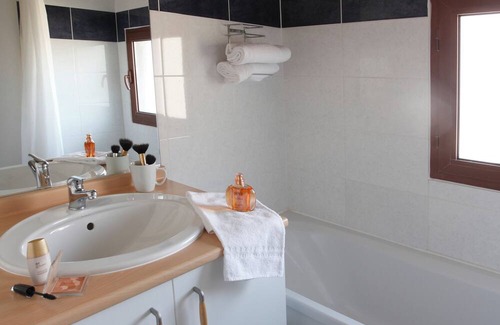 Carcassonne Hotel | Perfect for Families! 2 Units Close to Jardin des Plantes & Maison des Mémoires!