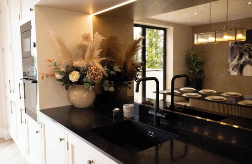 Stockport Casa | The Oak Dene is a beautifully designed retreat in High Lane that blends sophisticated style with everyday comfort. Finished to an exceptional standard and a calm neutral palette that creates a sense of modern elegance from the moment you walk in.
