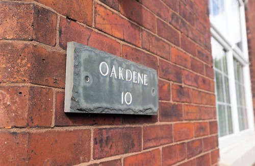 Stockport Casa | The Oak Dene is a beautifully designed retreat in High Lane that blends sophisticated style with everyday comfort. Finished to an exceptional standard and a calm neutral palette that creates a sense of modern elegance from the moment you walk in.