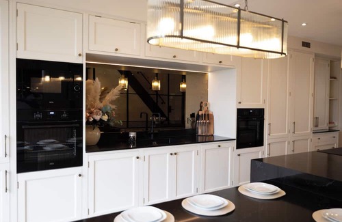 Stockport Casa | The Oak Dene is a beautifully designed retreat in High Lane that blends sophisticated style with everyday comfort. Finished to an exceptional standard and a calm neutral palette that creates a sense of modern elegance from the moment you walk in.