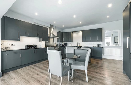 Halfway House Casa | A luxurious and beautifully restored Victorian Rectory nestled in the heart of Shropshire’s stunning countryside. Perfect for family gatherings, celebrations, or a peaceful retreat, this elegant estate sleeps up to 14+5 guests.