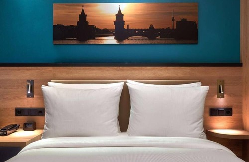 Mitte Hotel | 2 Queen Rooms Near Berlin Wall Memorial & Famous Alexanderplatz | Free Breakfast