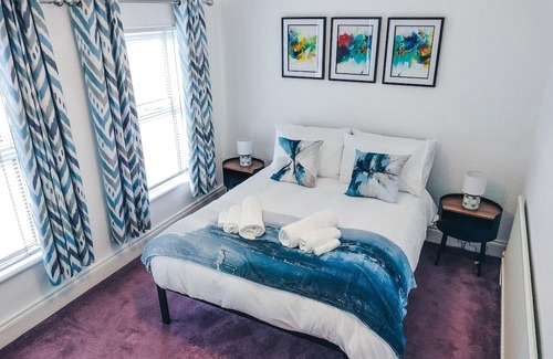 Lisburn Casa | 3 Bedroom House, 16 minutes to Belfast, Parking by StaybyNumbers