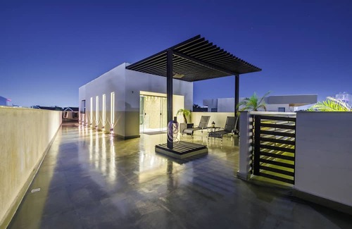 Recreio dos Bandeirantes Casa | 5 minutes from the beach High-end house with elevator and cinema room