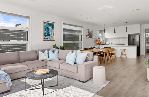 Williamstown Casa | Seagulls Nest - Beautiful spacious pet friendly home next to the ocean