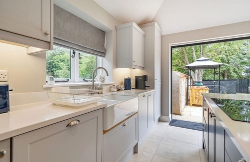 Bury St Edmunds Casa | Coach House with Hot Tub in Idyllic Bury St Edmunds