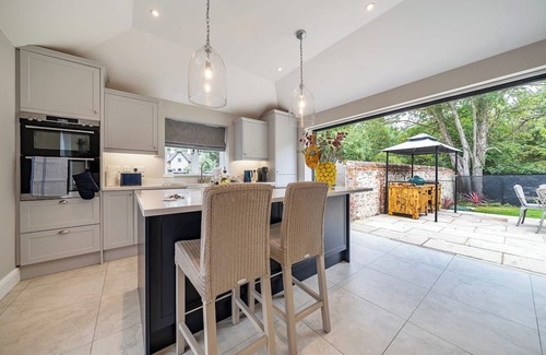 Bury St Edmunds Casa | Coach House with Hot Tub in Idyllic Bury St Edmunds