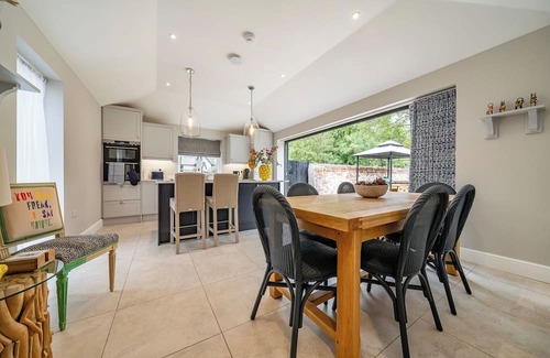 Bury St Edmunds Casa | Coach House with Hot Tub in Idyllic Bury St Edmunds