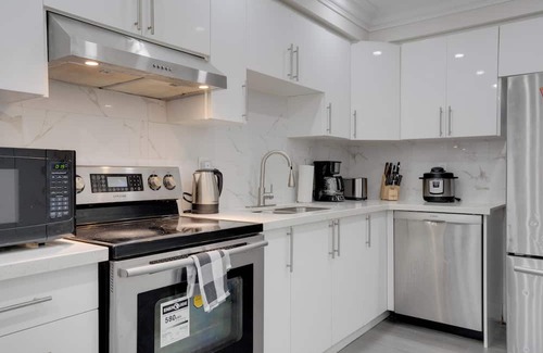 Vaughan Casa | Vaughan cozy room near Wonderland with office workspace with internet