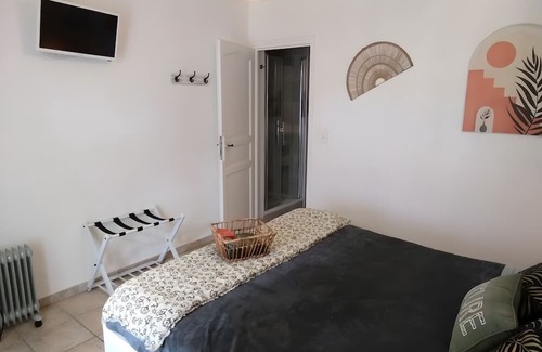 Saint-Martin-d'Ardeche Cama Y Desayuno | Guest Room 'A L'ombre Des Amandiers - Room 2' with Shared Pool, Communal Garden and Wi-Fi