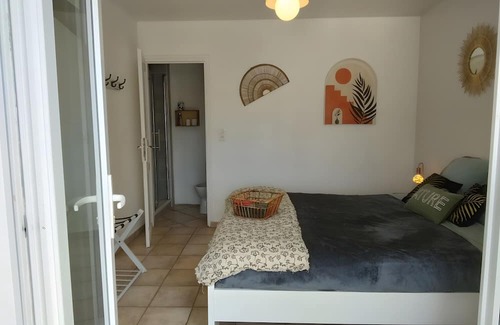 Saint-Martin-d'Ardeche Cama Y Desayuno | Guest Room 'A L'ombre Des Amandiers - Room 2' with Shared Pool, Communal Garden and Wi-Fi