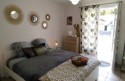 Saint-Martin-d'Ardeche Cama Y Desayuno | Guest Room 'A L'ombre Des Amandiers - Room 2' with Shared Pool, Communal Garden and Wi-Fi