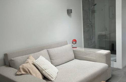 Unterrath Apartamento | Modern studio with en-suite bathroom & top connections