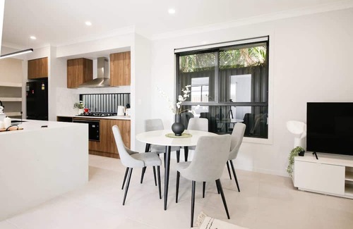 Rochedale Casa | 🌟4BR Designer Home | 5★Luxury, FamilySafe | CBD+Airport Proximit