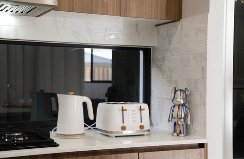 Rochedale Casa | 🌟4BR Designer Home | 5★Luxury, FamilySafe | CBD+Airport Proximit