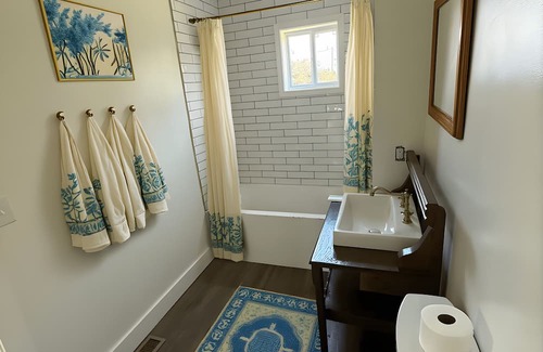Arlington Cabaña | Charming newly-renovated 3-bedroom cottage in the Heart of the Yadkin Valley!