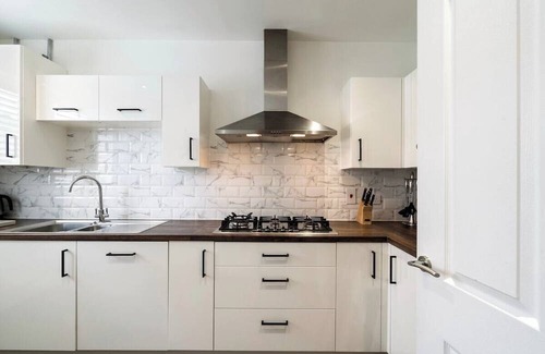 Coulsdon West Casa | 4-Bed in Coulsdon 20 min London, 20 min Gatwick 2