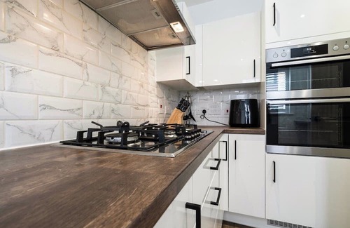 Coulsdon West Casa | 4-Bed in Coulsdon 20 min London, 20 min Gatwick 2